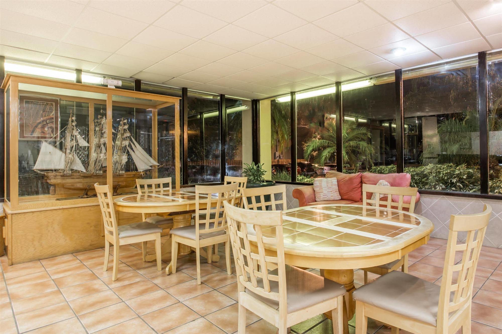 Days Inn By Wyndham Melbourne Extérieur photo